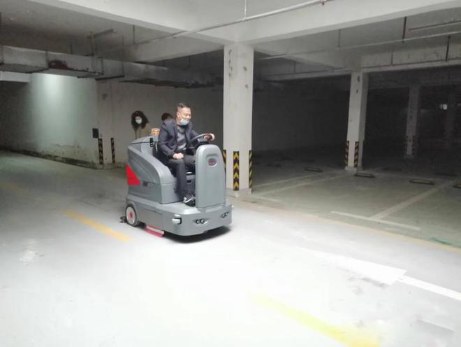 嘉定小区物业保洁不用人力改用驾驶式洗地机了